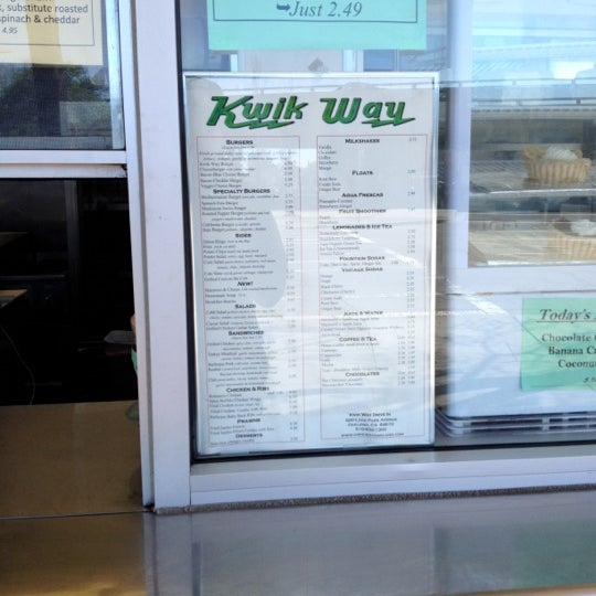 Foto tomada en Kwik Way Drive-In  por Jonathan C. el 3/21/2012