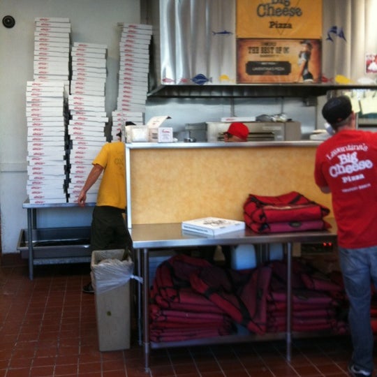 Foto diambil di Laventina&#39;s Big Cheese Pizza oleh Mo D. pada 5/30/2011