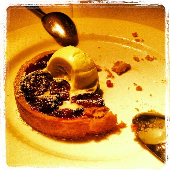 Photo taken at Oliveto Cafe &amp; Restaurant by Kouros M. on 8/25/2012