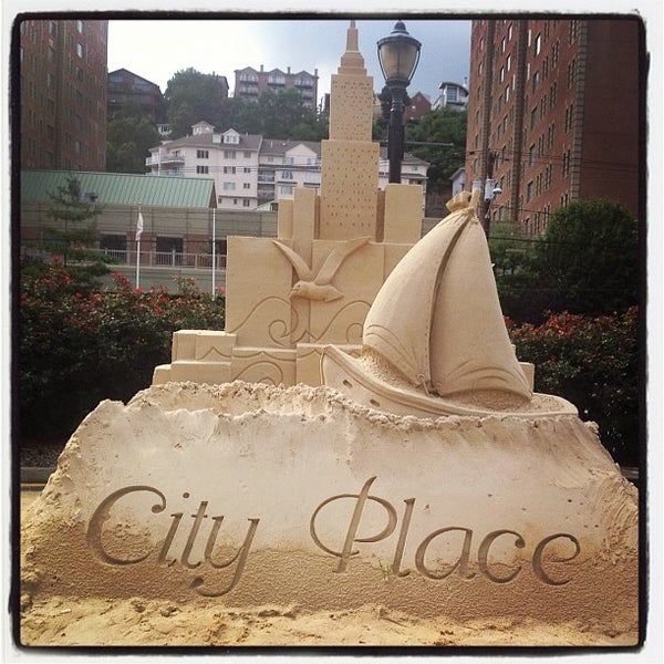 รูปภาพถ่ายที่ City Place โดย Pierre L. เมื่อ 7/31/2012