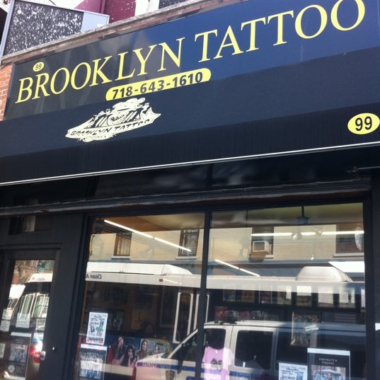 รูปภาพถ่ายที่ Brooklyn Tattoo โดย Adam S. เมื่อ 3/23/2012