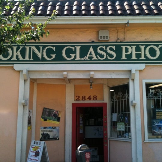Das Foto wurde bei Looking Glass Photo &amp; Camera von drx w. am 9/17/2011 aufgenommen