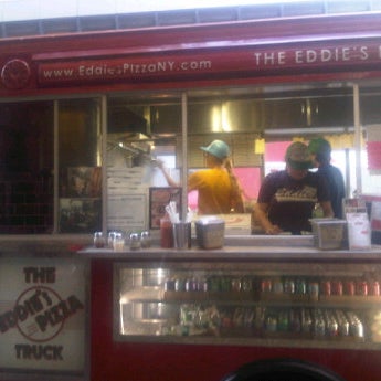 Foto diambil di The Eddie&#39;s Pizza Truck oleh Kristen R. pada 11/9/2011