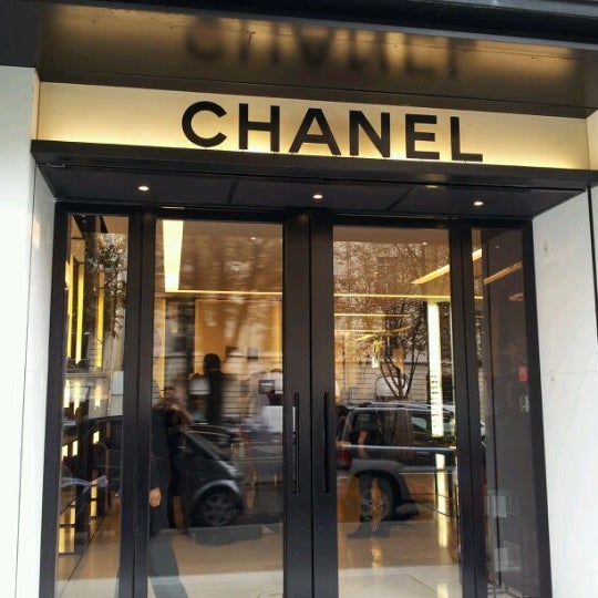 CHANEL - Boutique in Champs-Élysées CHANEL - Boutique in Champs-Élysées