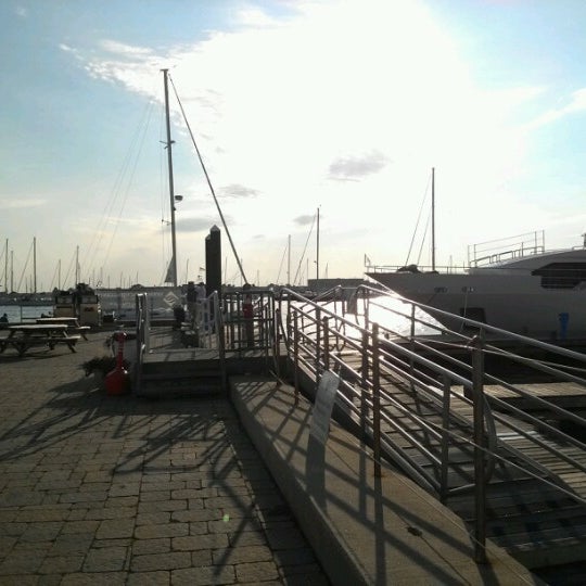 Foto tomada en Newport Yachting Center  por Nick R. el 7/19/2012
