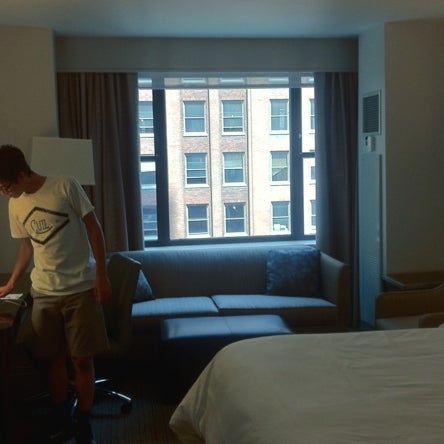 Foto tomada en The New York Helmsley Hotel  por Nick el 8/9/2012