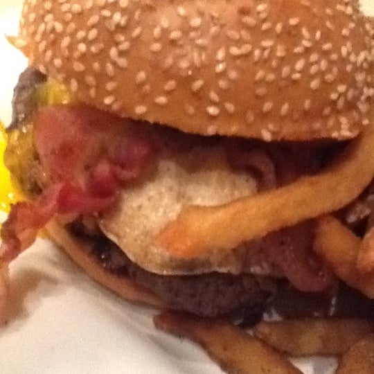 4/13/2012 tarihinde Kendall R.ziyaretçi tarafından H Burger'de çekilen fotoğraf