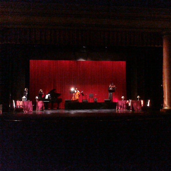 Foto scattata a The Majestic Performing Arts and Cinema Center da tR/Fo il 2/10/2011
