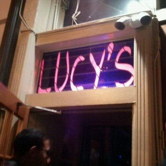 Das Foto wurde bei Lucy&#39;s Hat Shop von Gina L. am 11/24/2011 aufgenommen