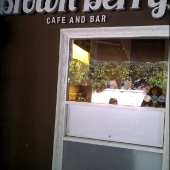 Photo taken at Brown Berry Cafe &amp; Workspace (บราวน์เบอร์รี่) by Benie B. on 11/6/2011