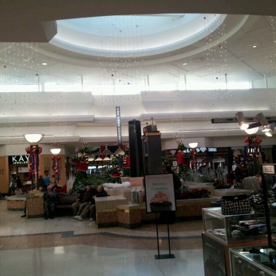 รูปภาพถ่ายที่ Oakland Mall โดย Zack M. เมื่อ 12/28/2011
