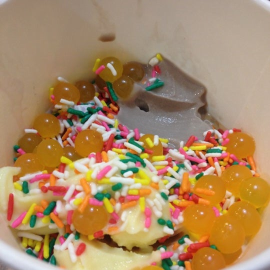 6/16/2012에 💙Nikki D💙님이 Menchie&#39;s Frozen Yogurt에서 찍은 사진