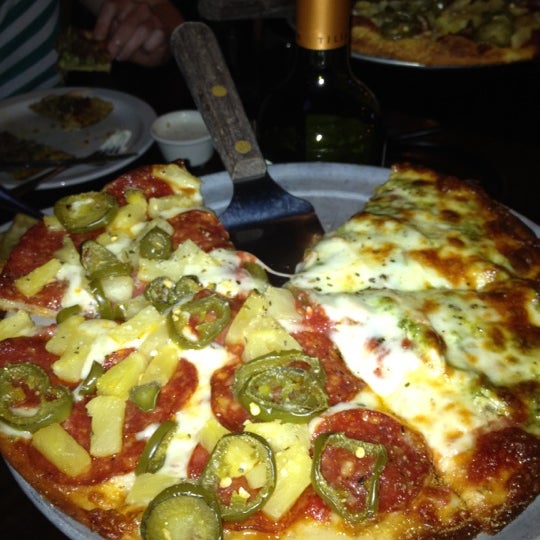Снимок сделан в Patxi&#39;s Pizza пользователем Melissa C. 4/2/2012