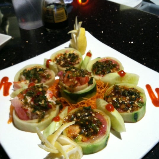 Photo prise au Nakama Sushi Restaurant &amp; Lounge par Carlos Z. le4/13/2012