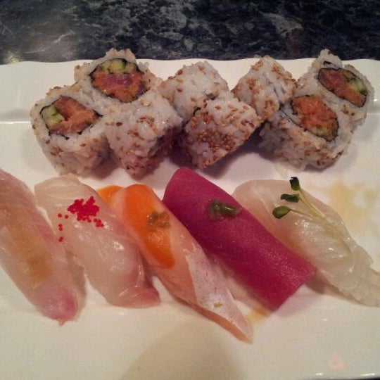 Foto diambil di Yummy Grill &amp; Sushi oleh Robert D. pada 3/27/2012