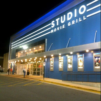 Photo taken at Studio Movie Grill Holcomb Bridge by Cristhian S. on 5/13/2012