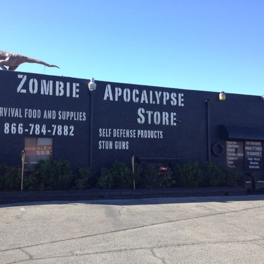 3/4/2012 tarihinde Tiny R.ziyaretçi tarafından Zombie Apocalypse Store'de çekilen fotoğraf