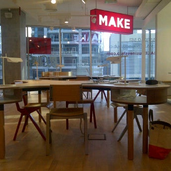 Foto scattata a MAKE Business Hub da Mai D. il 2/4/2012