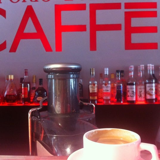 Foto diambil di EMPORIO ARMANI CAFFE oleh Андрей pada 6/17/2012