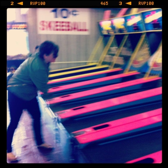 3/25/2012 tarihinde Erika W.ziyaretçi tarafından JiLLy&#39;s Arcade'de çekilen fotoğraf