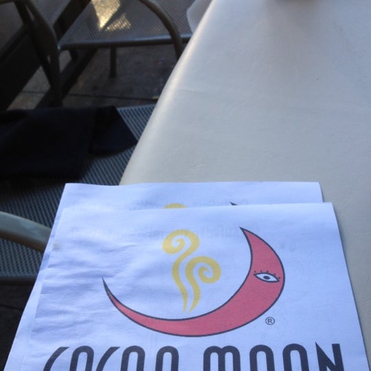 รูปภาพถ่ายที่ Cocoa Moon โดย Jason เมื่อ 4/27/2012