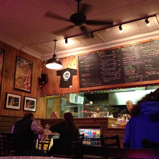 รูปภาพถ่ายที่ Ruthie&#39;s Bar-B-Q &amp; Pizza โดย Michael O. เมื่อ 2/17/2012