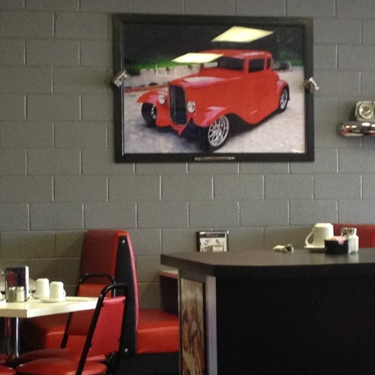 รูปภาพถ่ายที่ Chrome Plated Diner โดย Bill H. เมื่อ 5/20/2012
