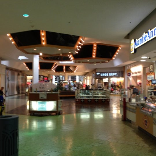 8/26/2012에 Chris T.님이 Sangertown Square Mall에서 찍은 사진