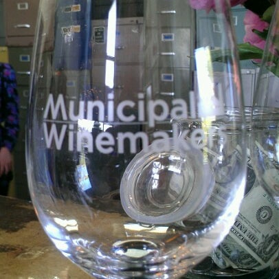 Снимок сделан в Municipal Winemakers пользователем Jeny W. 6/9/2012