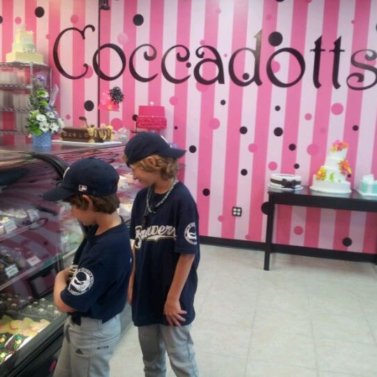 รูปภาพถ่ายที่ Coccadotts Cake Shop โดย Mary เมื่อ 4/2/2012