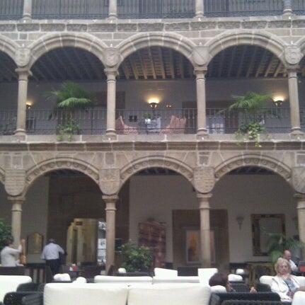 Снимок сделан в Hotel Palacio de Los Velada пользователем M. Luz C. 8/15/2012