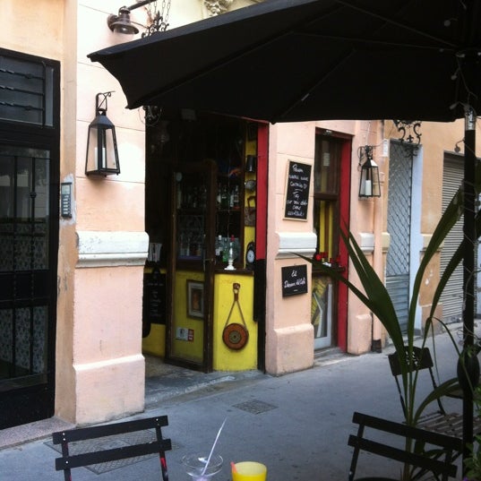 Foto scattata a El Desvan Del Cafe da Wanderlust il 7/6/2012