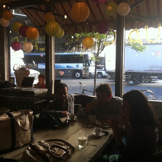 4/27/2012 tarihinde Laura V.ziyaretçi tarafından Cupcake Cafe'de çekilen fotoğraf