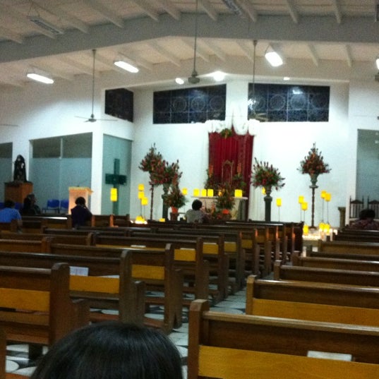 Photo taken at Iglesia cristo rey by Jorge Mario R. on 4/6/2012