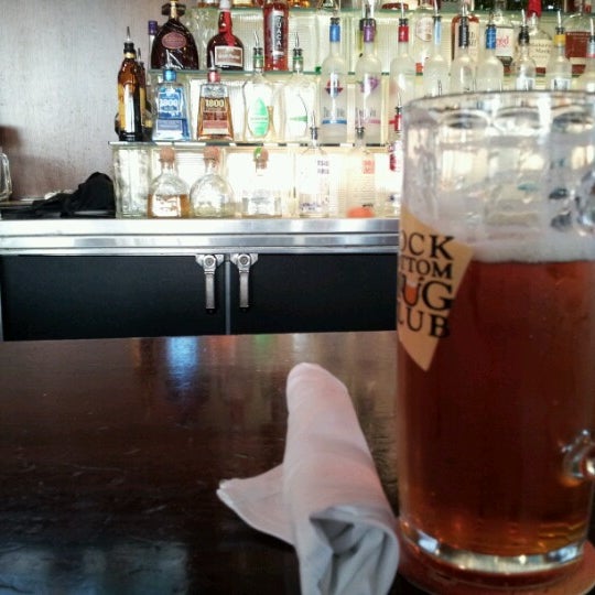 Снимок сделан в Rock Bottom Restaurant &amp; Brewery пользователем Atom ♥ 6/21/2012