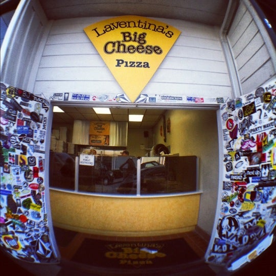 Das Foto wurde bei Laventina&#39;s Big Cheese Pizza von L am 5/27/2012 aufgenommen