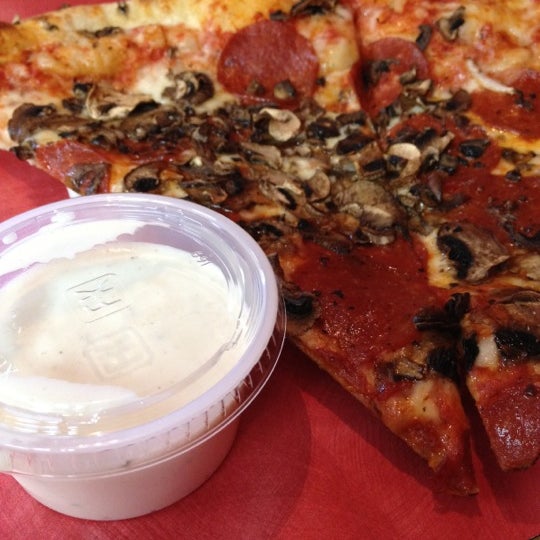 Снимок сделан в Joe’s New York Pizza пользователем Jason H. 2/11/2012