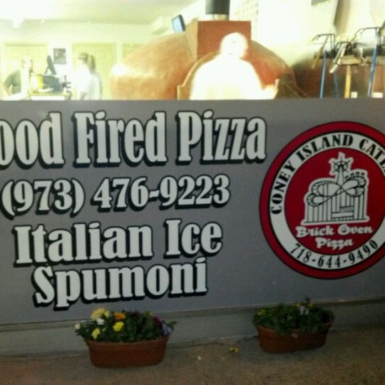 Снимок сделан в Coney Island Pizza пользователем James D. 3/22/2012