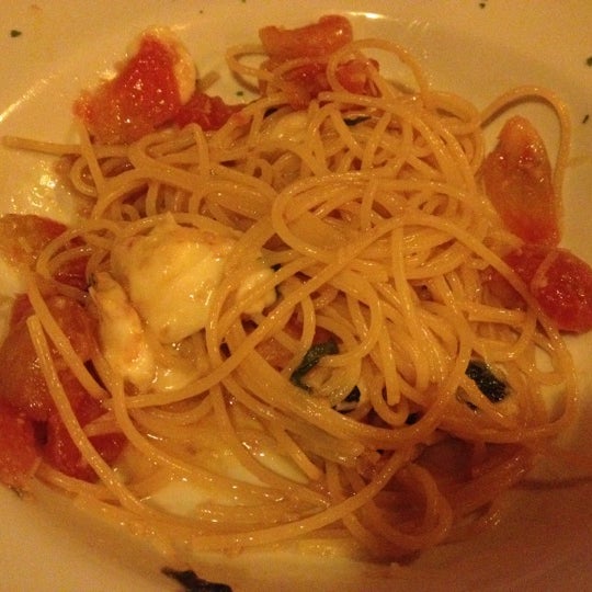 O espaguete ao molho de tomate e manjericão me impressionou, maravilhoso.