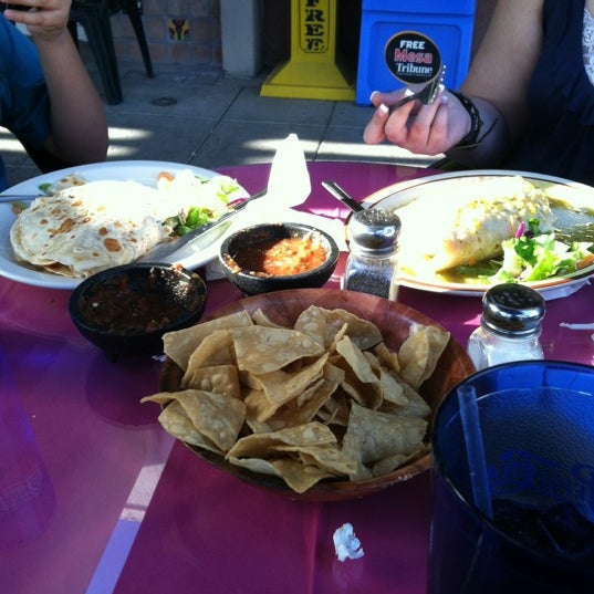 4/4/2012 tarihinde Tara A.ziyaretçi tarafından Mangos Mexican Café'de çekilen fotoğraf