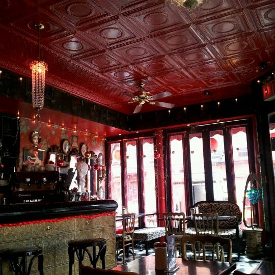 Foto tomada en Simone Martini Bar &amp; Cafe  por Deborah K. el 3/8/2012