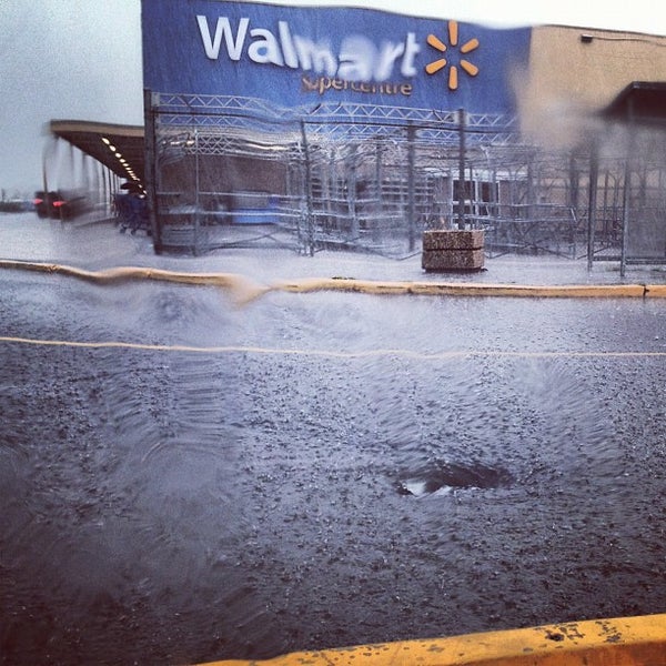 8/27/2012에 Mike님이 Walmart Supercentre에서 찍은 사진