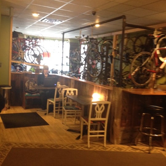 Foto tomada en Mello Velo Bicycle Shop and Café  por Kristin E. el 2/29/2012
