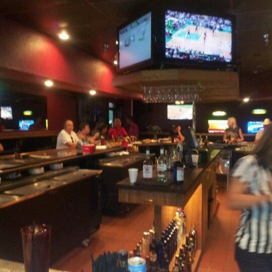 Foto tomada en Time-Out Sports Bar &amp; Grill  por Kristopher H. el 6/2/2012