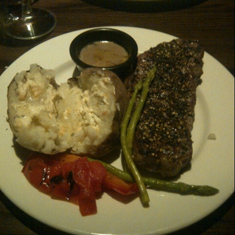 Photo prise au The Keg Steakhouse + Bar - Waterloo par Derek P. le6/28/2012