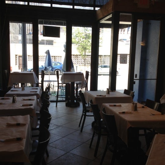 รูปภาพถ่ายที่ Ouzo Cafe โดย Kaitlin P. เมื่อ 7/17/2012