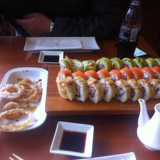 Photo taken at Nigiri Sushi Bar by Juan Francisco C. on 5/27/2012