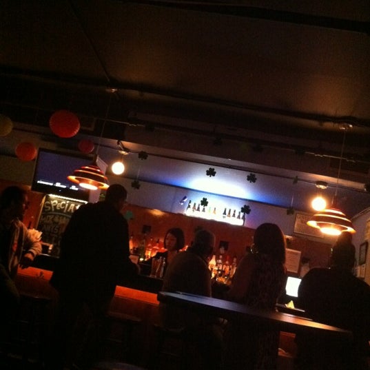Foto tirada no(a) Karaoke Cave por DaNE S. em 3/18/2012