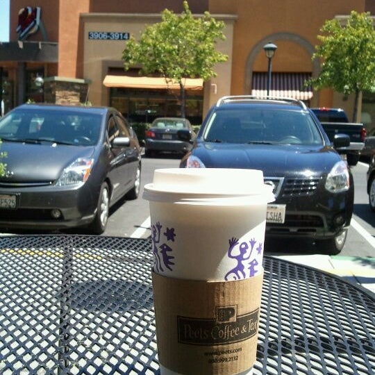 Foto tomada en Peet&#39;s Coffee &amp; Tea  por Fred C. el 6/9/2012