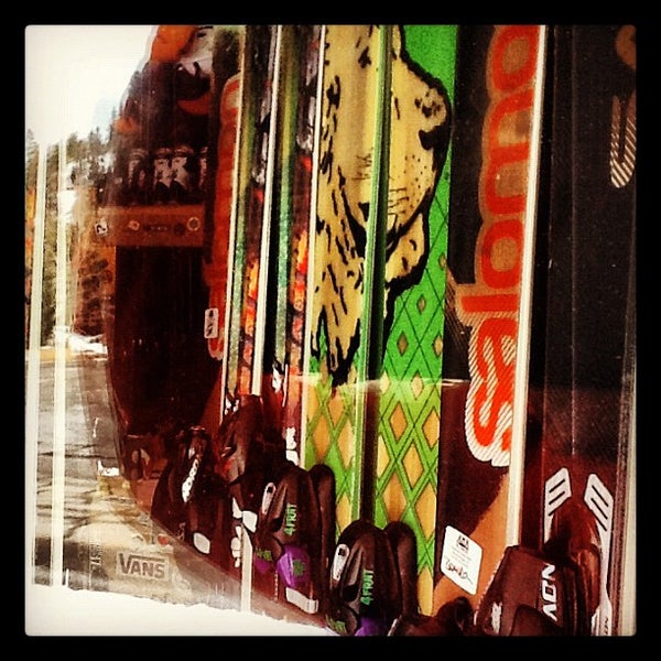 Das Foto wurde bei AMR Ski and Board Shop von Pine Ridge Condos am 2/12/2012 aufgenommen